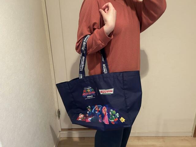 【クリスピー・クリームドーナツ×映画『ザ・スーパーマリオギャラクシー・ムービー　コラボエコバッグ】ショルダーが52ｃｍありますが、腕にかけて使用もできます
