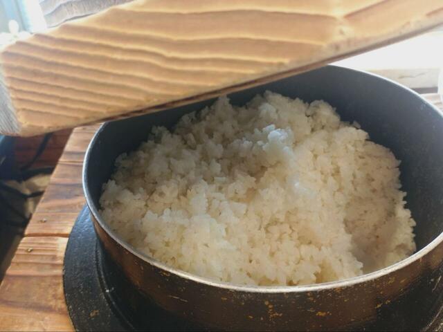 【川崎日航ホテル「ナトゥーラ」鉄板焼きサーロインステーキ食べ放題＆サマーブッフェ】釜の中には白米が