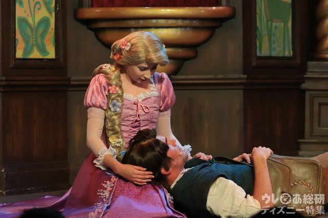 カリフォルニア ディズニーランド・リゾート内で公演されている「ロイヤルシアター」でのラプンツェルとフリン