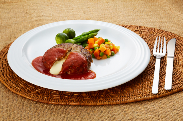 Ｊチーズインハンバーグ　トマトソース付き（調理例）