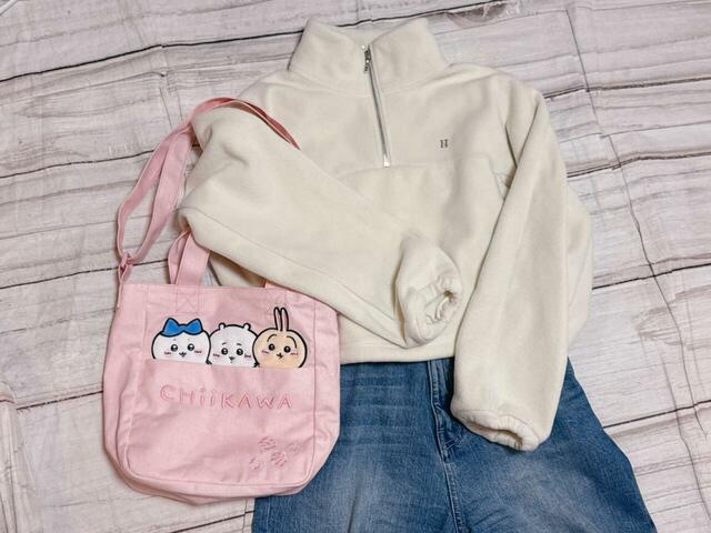 斜めがけにするとキッズ感が出るので、肩がけで持つのがおすすめ【ZARA】ちいかわトートバッグ
