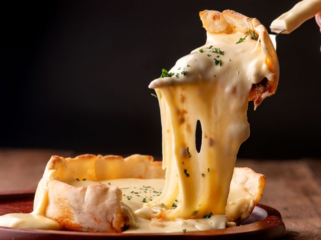 「WHITE～純白」北海道産チーズソース使用モッツァレラチーズ×チーズフォンデュソース×ミートソース1,759円(税込)