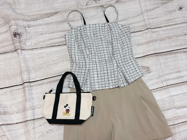 ミニボトムスタイルはハンドバッグ風に手持ちで♪【ツイードトップス×ショートパンツ】