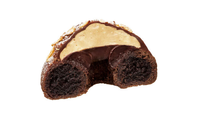 トリュフショコラドーナツ プラリネの断面【2026年の「Mister Donut×GODIVA」】