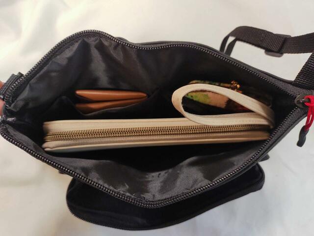 長財布が入るくらいの大きさ