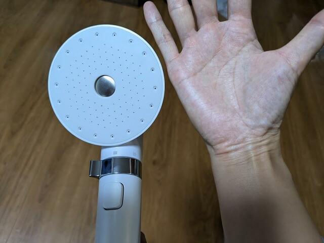 【アイリスオーヤマ  MiCOLA ウルトラファインバブル クレンジングシャワーヘッド】 筆者（女性）のてのひらサイズほどの大きめシャワーヘッド