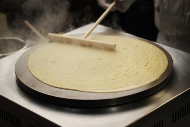 「シュガーバタークレープ」＜期間：2025年10月3日～10月31日＞【秋の味覚のスイーツ&焼きたてパンケーキでハロウィン気分♪「ハロウィンスイーツバイキング」ホテルグランヴィア京都で開催】