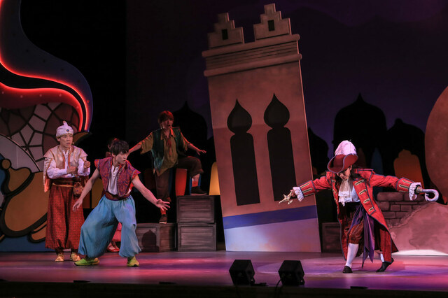 公演の模様【世界迷作劇場 2023〜24】撮影:吉田実希