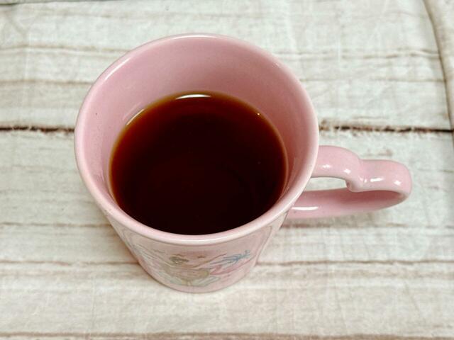 【カルディ ネコの日バッグ／ジャンナッツ 2種アソートバッグ】フレンチブレックファーストを試飲。ストロベリーフレーバーの紅茶で、ストレートがおすすめ♪