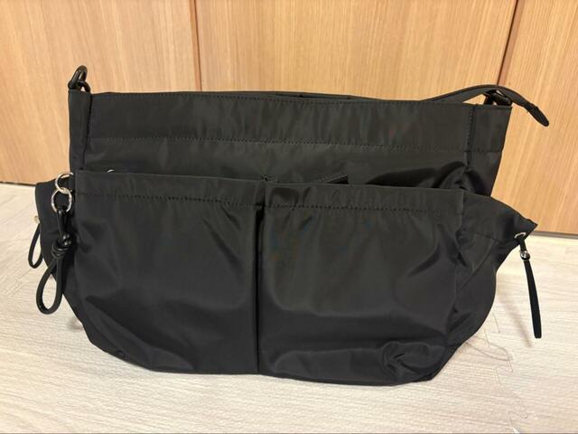 【GLOBAL WORK　撥水軽量7ポケットハンドルショルダー】サイズは約高さ28×幅36×マチ13.5cm。ショルダーとハンドバッグの2WAY仕様です