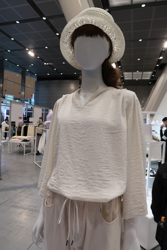 「リネンライクベルスリーブブラウス」ハットを合わせて涼しげに