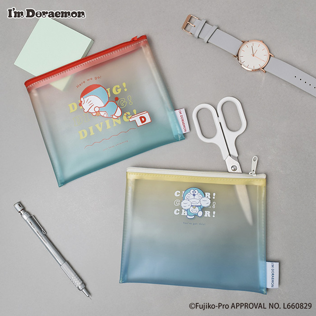 グラデーションフラットポーチ　全2種　 各1,650 円（税込）