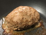 （7）焼きあがると徐々に肉が膨らんでくる。爪楊枝を指し、透明な肉汁が出てきたら出来上がり。ハンバーグを皿に移す