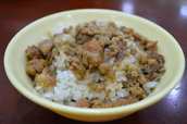 「三元號」の魯肉飯は脂身の少ないそぼろ風。中高年にとってはこれが基本の魯肉飯