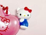 【サンリオキャラクターズ バルーンポップチャーム&グミ】右上部には、キティちゃんのミニフィギュアが付いています。バルーンにぴったり寄り添っている姿がかわいすぎる〜!