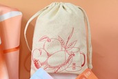 【ゴンチャ「HAPPINESS BAG 2026」】フルーツとお茶があしらわれた「オリジナル巾着」(17×22cm)