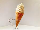【セブン-イレブン　らぽっぽファーム　ワッフルコーン　熟成やきいも】ソフトクリームは上に高いフォルム