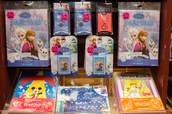 東京ディズニーランド(TDL)「アナとエルサのフローズンファンタジー」期間中に購入できる、映画『アナと雪の女王』関連グッズ ©Disney