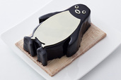 「Suicaのペンギン チョコレートケーキ(縦16cm 横10cm )」<¥4,200>【Suicaペンギンのスイーツに、プレミアムな新テイストが登場】