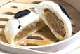 【カルディ　冷凍 パンダ肉まん】具材はジューシーな豚肉や炒めた玉ねぎ。たっぷり詰まっています