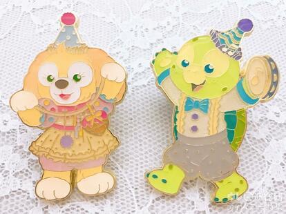 ダッフィー】全員揃えてよかった！「豪華ピンバッジ」は永久保存版