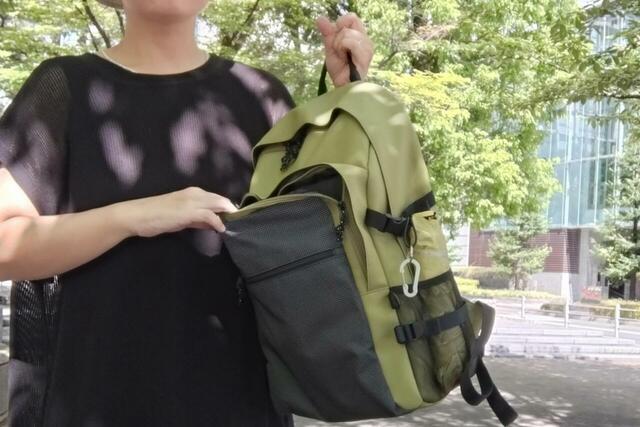 【ワークマン リフレクトソフトPUリュック】外側には前面にポケットが2層あります。2層目のポケットが大きくて深く、A4サイズも余裕で入ります◎