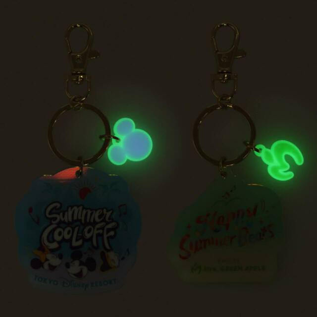 キーチェーンセット 2,000円｜東京ディズニーリゾート スペシャルイベント「サマー・クールオフat Tokyo Disney Resort」Mrs. GREEN APPLEコラボグッズ｜販売店舗：東京ディズニーランド「ディズニー＆カンパニー」、東京ディズニーシー「エンポーリオ」｜発売日：2025年7月24日（木）