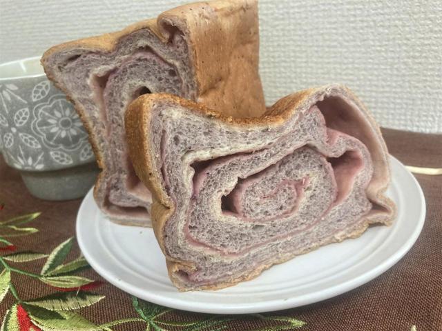 【ムーミンベーカリー　ブルーベリー食パン】ブルーベリージャムだけでなくマーガリンも練りこまれている