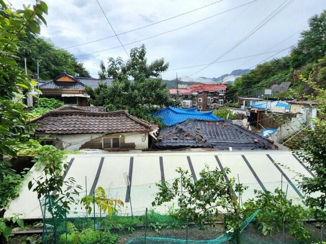 瓦屋根の家屋も目立つケミマウルの町並み