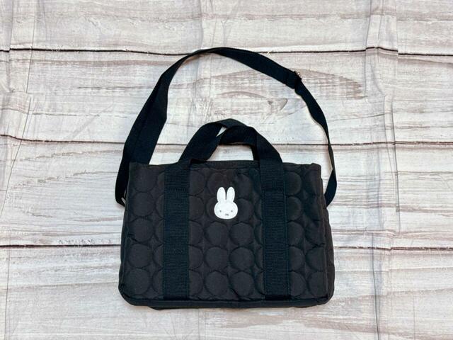 おしゃれな丸形キルティング生地に、もこもこミッフィーがワンポイントでデザインされた、大人かわいい2WAYショルダーバッグ