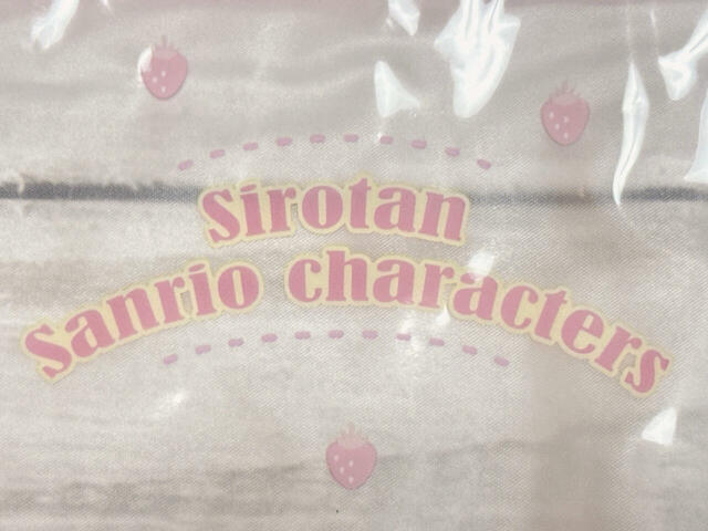 上部にはいちごが散りばめられ、下部にはピンクのチェック柄がプリントされており、かわいさがぎゅっと詰め込まれたデザイン