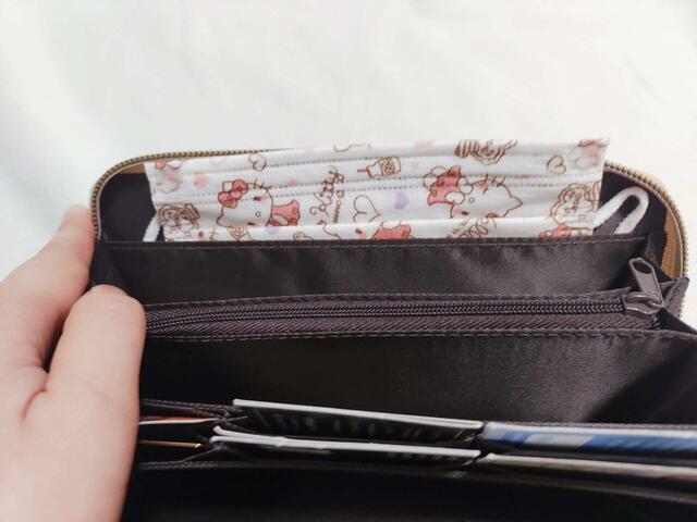 スリムポケットには、マスクも入る