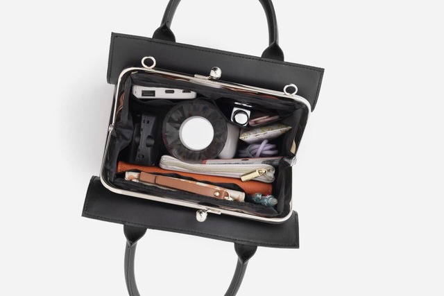 【『THE SCAPE OF GREEN 2WAYで使える! 収納上手ながま口ショルダーバッグ BOOK』（宝島社）】荷物がたっぷり入る大きさ