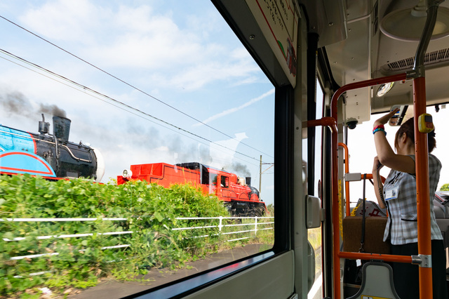 バスのバーティー車内から、トーマスとジェームスを見る｜大井川鐵道「Day Out With Thomas 2018」