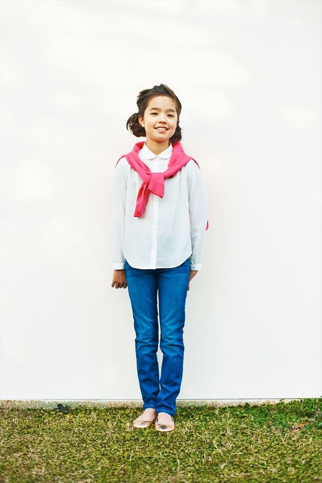 レーヨンエアリーブラウス（長袖）／スキニーフィットジーンズ／UVカットクルーネックカーディガン ※靴はスタイリスト私物