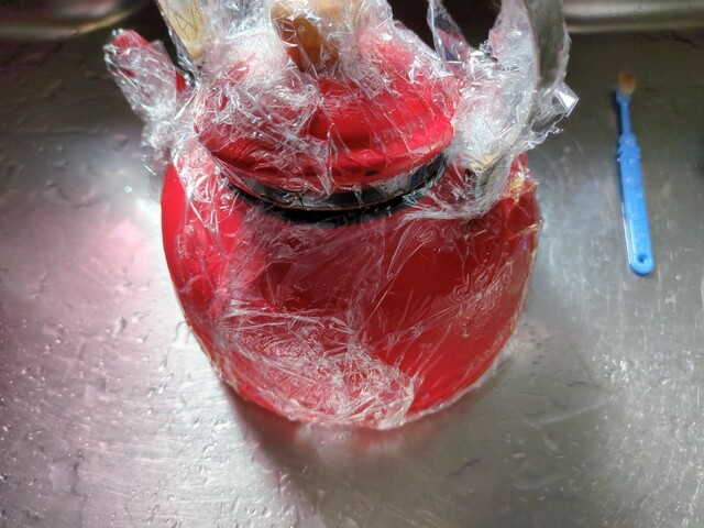 【こげとりぱっとビカ 万能タイプ】ふたや、取っ手の金属部分の油汚れにもしっかり塗りました