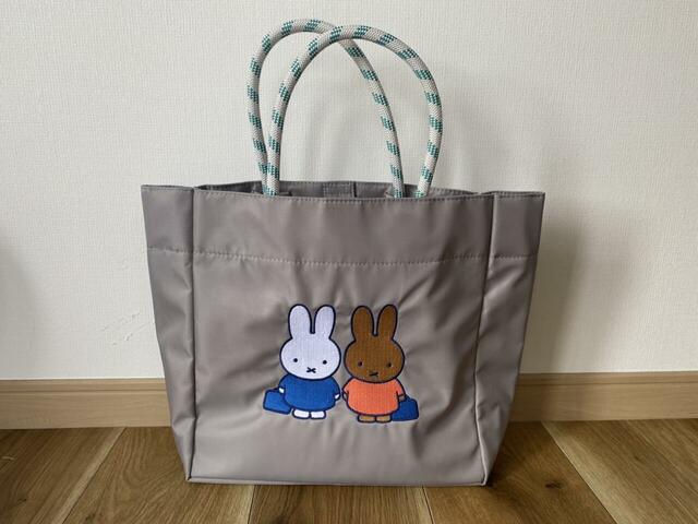 【Dick Bruna カレッジトート】デザインはFLOWER・TULIP・STRAWBERRYの3展開。フロントだけでなく、裏地やハンドルも異なります