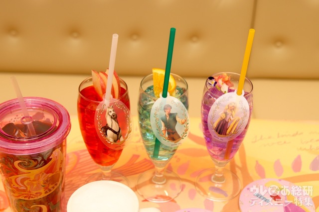 ＜マキシマス＞大好物のリンゴ風味ドリンク 890 円（税込979円）／＜ラプンツェル＞ローズウォーター 890 円（税込979円）／ ＜フリン・ライダー＞ライムミントソーダ 890円（税込 979 円）／白雲石コースター+1,200 円（税込1,320 円）