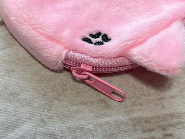 上部のファスナーを開閉してものを収納する仕様