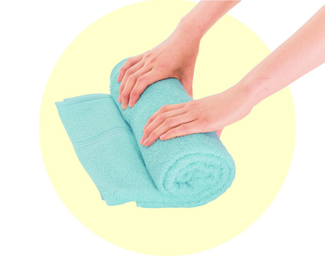 「バスタオル枕」の作り方2⇒身体の重みで枕がつぶれないよう、できるだけかたく巻いていきます。重ねたバスタオルが横にはみ出さないよう、気をつけましょう。枕の高さは1 0センチ程度がベスト。高すぎたり低すぎたりするようであれば、バスタオルの厚さや枚数を変えてみましよう。巻き終わったら、 ビニールひもできつく縛ります。