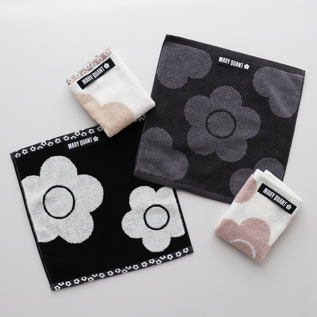 【マリークヮント春の新アイテム】大判タオルハンカチ／￥1,320　外遊びや旅行などアウトドアシーンにも活躍する34cmサイズ