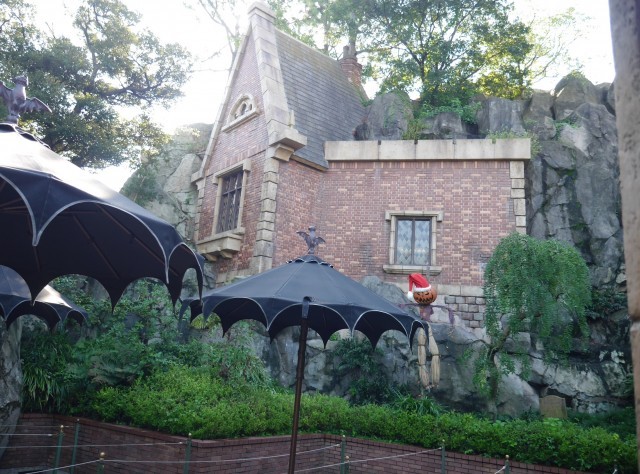 建物左側の窓には時々人影が動くことも…?