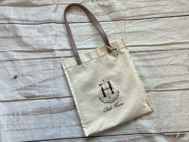 実際にバッグにつけてみるとこんな感じに！さりげなくつけられます♪