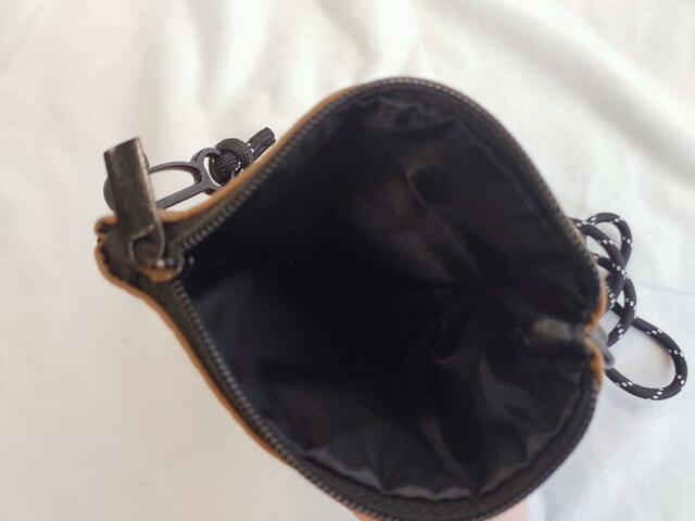 バッグの中は、小物が少し入るくらいの大きさ