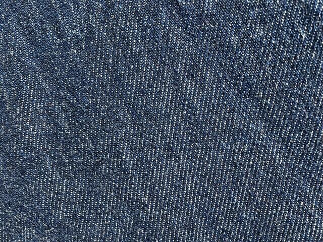 【UNIQLO:C デニムリラックスシャツジャケット】しっかりとしたデニム生地を採用。厚みがありながら柔らかく軽い着心地！