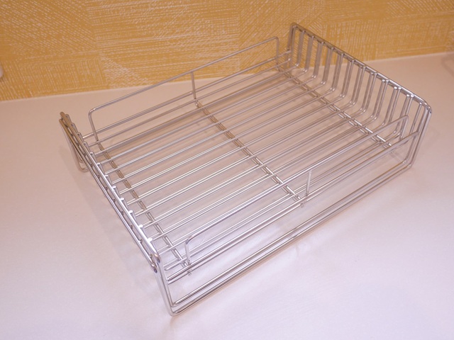 【ベルメゾン 半分に分割して収納できるステンレス水切りかご】使わないときは分割してコンパクトに収納可能♪