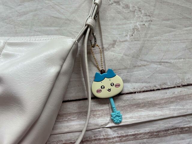 チャームが大きめなので、ミニバッグにつけるとより目立ちますね！