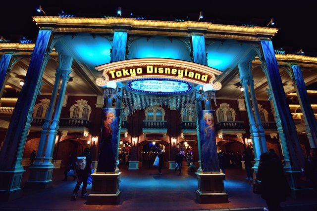 ワールドバザール入り口の夜の様子 ©Disney