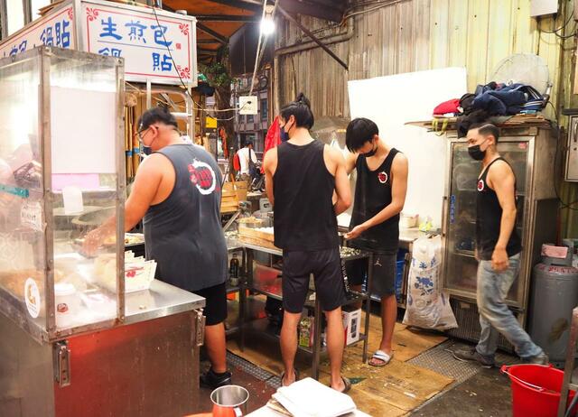 【台湾6泊7日食べ歩きの旅①台北編】かつて店を切り盛りしていた中年男性の姿はなく、世代交代を果たした上海生煎包屋台。和気あいあいと働く若者たちが楽しそうだ