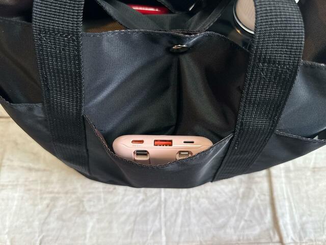 背面ポケットにはモバイルバッテリーを収納